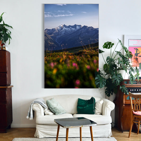 Blumenwiese vor Gletscher in den Alpen | Wandbild Österreich